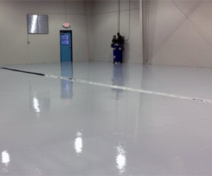 бетонный пол с тонкослойным полимерным покрытием 