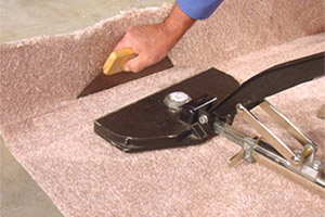 использование оборудования для растягивания ковровых покрытий